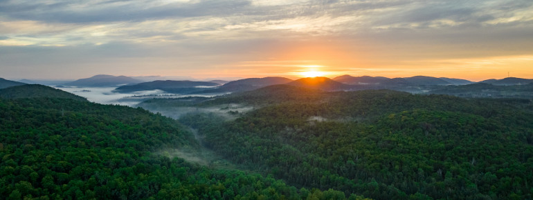 Québec ist vor allem für seine leuchtenden Wälder im Herbst bekannt. Die Laurentians sind aber ganzjährig ein Traumziel.