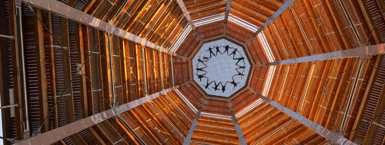 Abenteurer wagen sich auf die Gitterliege im Aussichtsturm - mit freiem Blick in 40 Meter Tiefe.