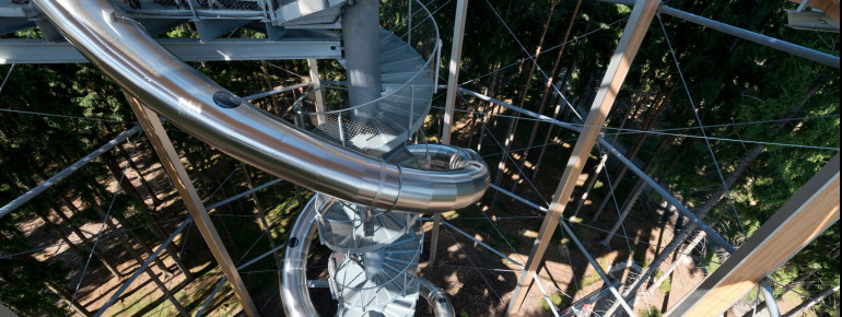 In der Mitte des Aussichtsturms verläuft die 52 m lange Rutsche.