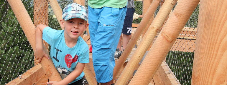 Auf dem Weg gibt es didaktische Stationen und Erlebniselemente.