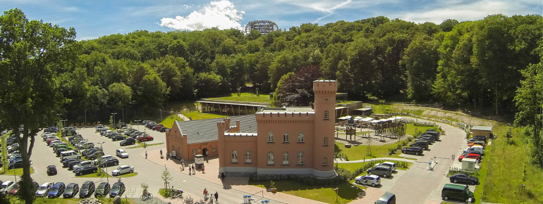 Eingangsbereich und Parkplatz des Naturerbezentrums.