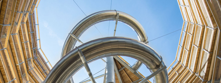 Die 55 Meter lange Rutsche bringt dich von der oberen Plattform des Aussichtsturms zum Ausgang des Baumwipfelpfades.