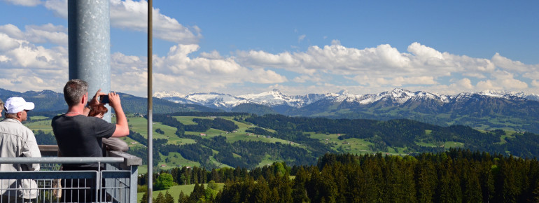 Nervenkitzel und fantastisches Panorama inklusive: Die Aussichtsplattform bietet einen tollen Blick über das Allgäu, den Bodensee und die Alpen.