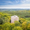 Der 33 Meter hohe Aussichtsturm mit dem 1.350 Meter langen Pfad befindet sich inmitten der Waldlandschaft von Heringsdorf.