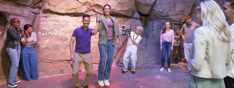 Die Filmstadt glänzt mit seiner großen Anzahl an interaktiven Szenen an Filmsets für Besucher.