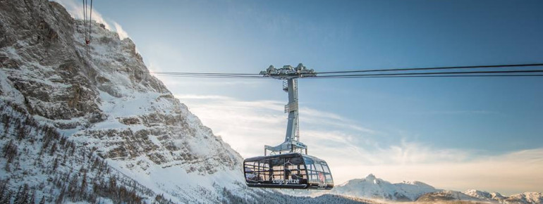 Majestätisch schwebt die neue Pendelbahn mit bodentief verglasten Fenstern hinauf zur Zugspitze.