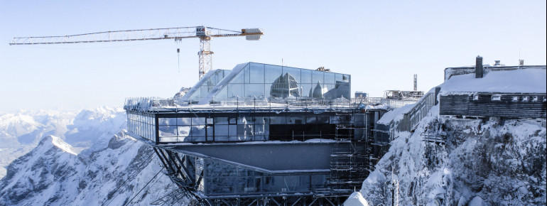 Der Bau der neuen Seilbahn Zugspitze war aufgrund der Lage auf knapp 3000 Metern und den Wetterverhältnissen eine Herausforderung.