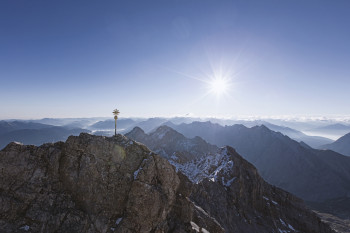 Das goldene Gipfelkreuz auf Deutschlands höchstem Berg.