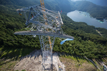 Die 127 Meter hohe Stahlstütze ist die höchste der Welt.