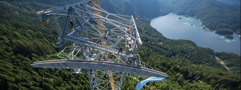 Die 127 Meter hohe Stahlstütze ist die höchste der Welt.