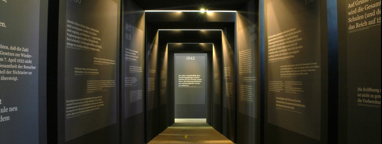 Blick in die Ausstellung "Die jüdische Schule in Bayern"