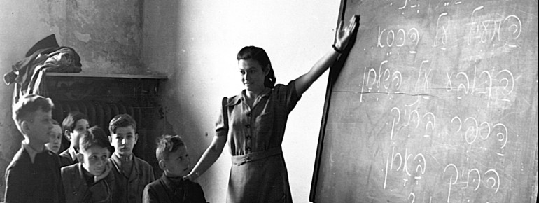 Die Dauerausstellung widmet sich jüdischen Schulen: Im Bild zu sehen ist ein Hebräisch-Unterricht in einer jüdischen Schule in München 1946