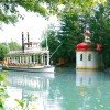 Der Bayern-Park See lädt zu gemütlichen Schifffahrten ein.