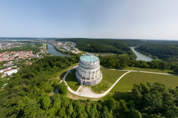 Die Befreiungshalle liegt direkt oberhalb der Donau.