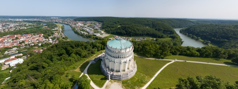 Die Befreiungshalle liegt direkt oberhalb der Donau.
