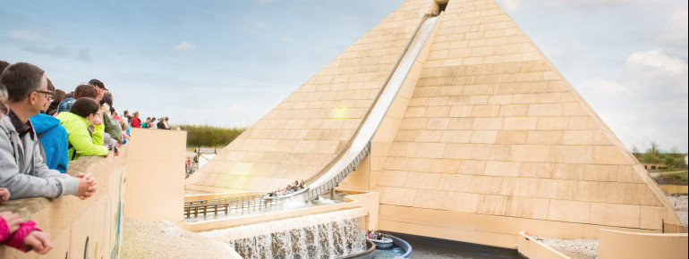 Die Wildwasserbahn Fluch des Pharao ist die höchste Pyramide Europas.