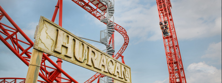 Die Achterbahn Hurracan mit fünf Loopings und freiem Fall