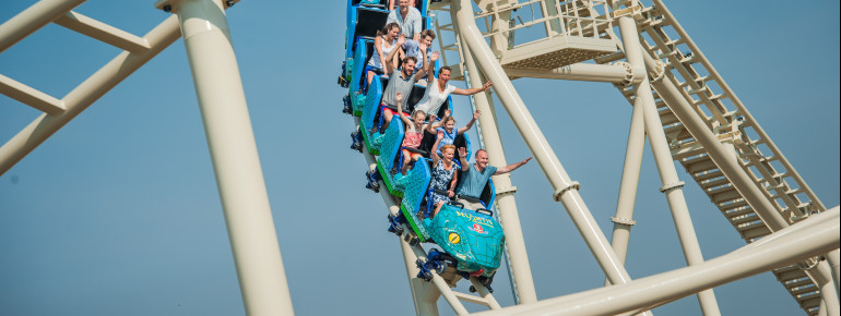 Rasanter Fahrspaß auf der Familienachterbahn Cobra des Amun Ra