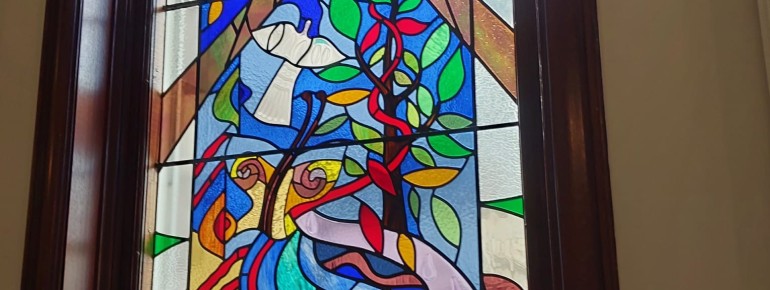 Die Buntglasfenster prägen das Bild der Belfast City Hall.