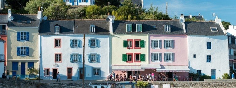 Du solltest unbedingt den Hafen von Sauzon besuchen.