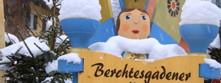 Traditionelle Schnitzkunst begleitet die Besucher auf dem Markt