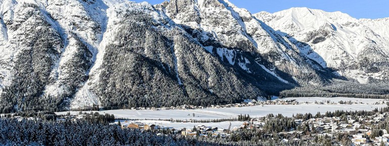 Im Winter bringt der Sessellift am Katzenkopf Skifahrer und Rodler hinauf in die verschneite Leutascher Bergwelt.