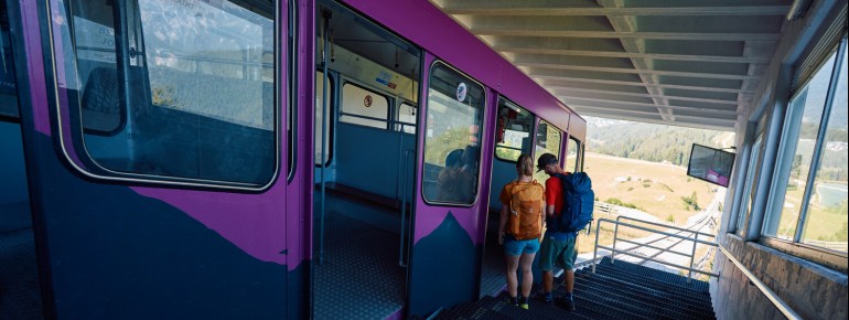 Die geräumigen Kabinen der Rosshütte-Bahn bieten viel Platz und besten Ausblick auf die Bergwelt.
