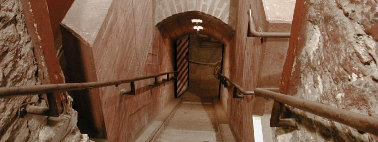 Eine lange Treppe führt hinab in den nachgebauten Stollen.