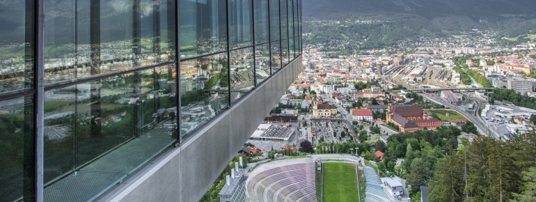 Die Bergiselschanze gilt als architektonisches Meisterwerk über Innsbruck.