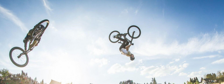 Im Bikepark kannst du den Profis zusehen, wie sie sich den Berg hinab stürzen.