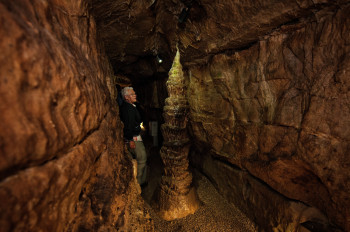 Entlang des fossilen Flusses erwarten die Besucher der Binghöhle imposante Tropfsteingebilde.