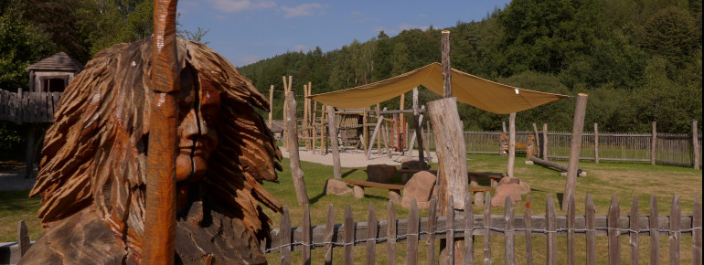 Auf dem Spielplatz Keltenwiese können sich Kinder austoben.
