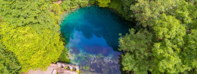 Der Blautopf in Blaubeuren.