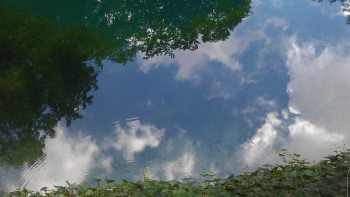 Der Himmel spiegelt sich im klaren Wasser