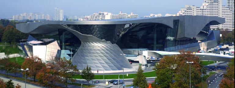 Unübersehbar im Münchner Norden liegt die 2007 eröffnete BMW Welt.