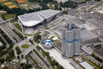 In unmittelbarer Nähe liegen BMW Welt, BMW Museum, BWM Werk und Konzernzentrale.