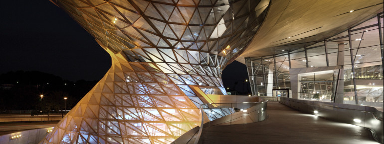 Die Außenansicht der BMW Welt