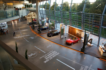 Die Plaza Fahrzeugachse in der BMW Welt