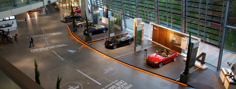 Die Plaza Fahrzeugachse in der BMW Welt