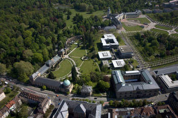 Das dreieckige Gelände des Botanischen Gartens liegt in direkter Nähe des Schlosses.