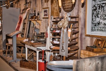 In 15 Ausstellungssegmenten beleuchtet das Museum Geschichte, Tradition und Kultur der Bratwurst – vom Mittelalter bis zur modernen Wurstproduktion.