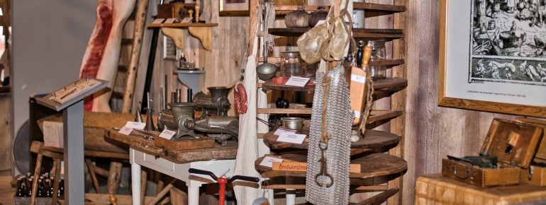 In 15 Ausstellungssegmenten beleuchtet das Museum Geschichte, Tradition und Kultur der Bratwurst – vom Mittelalter bis zur modernen Wurstproduktion.