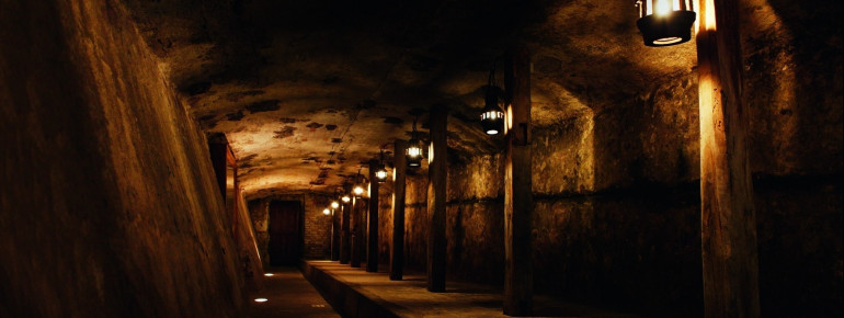 Der Erlebnisrundgang führt durch alte Gewölbegänge