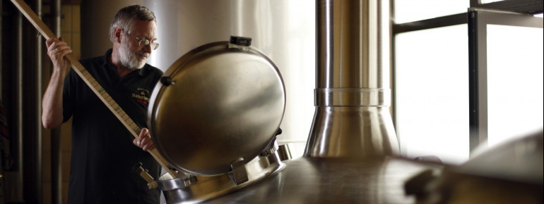 Kontrolle der Kupferkessel im Sudhaus