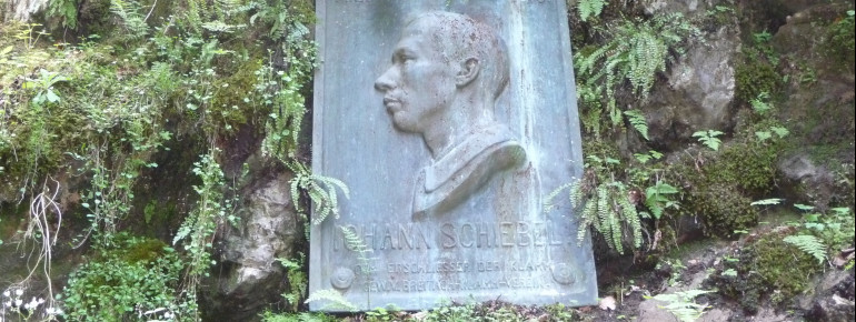 Eine Gedenktafel erinnert an Pfarrer Johann Schiebel, der die Breitachklamm 1905 zugänglich machen ließ.