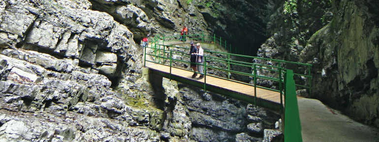 Der Weg führt tief durch die Schlucht.