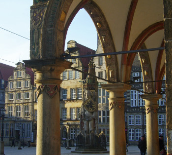 Der Bremer Roland steht mitten auf dem Marktplatz von Bremen.