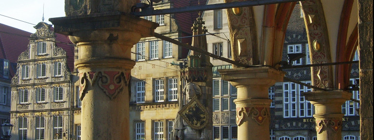 Der Bremer Roland steht mitten auf dem Marktplatz von Bremen.