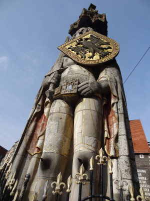 Rolandstatuen gibt es in vielen deutschen Städten, die als Symbol für Freiheit und Marktrecht errichtet wurden.