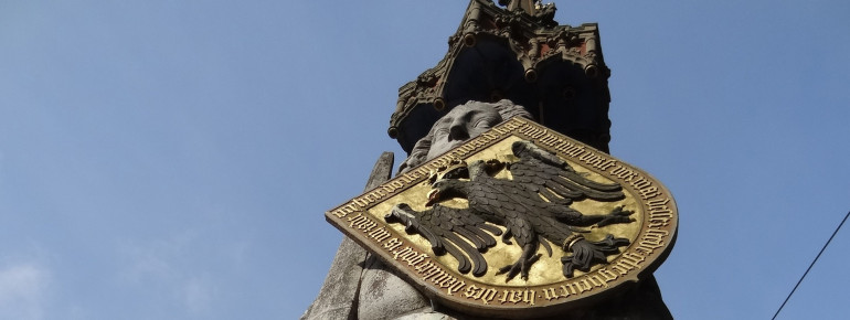 Rolandstatuen gibt es in vielen deutschen Städten, die als Symbol für Freiheit und Marktrecht errichtet wurden.
